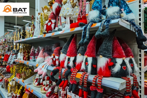 Veliki izbor božićnih ukrasa i borova